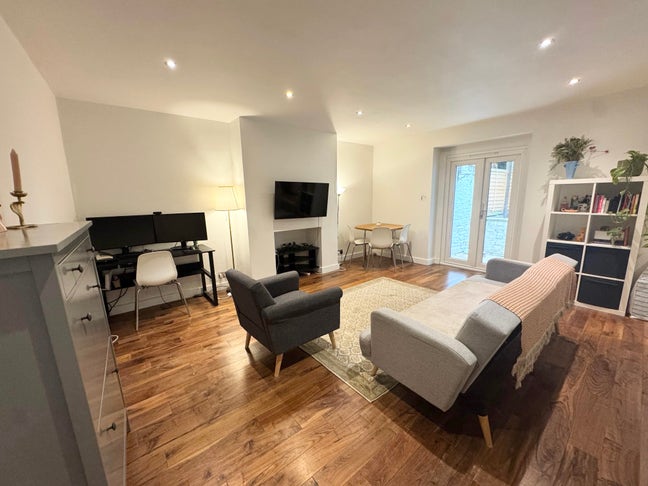 West Hampstead gem: 2 bed, 2 bath, private garden Main Photo