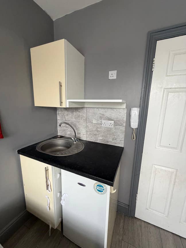 Ensuite Room in London, Feltham TW137BJ Main Photo