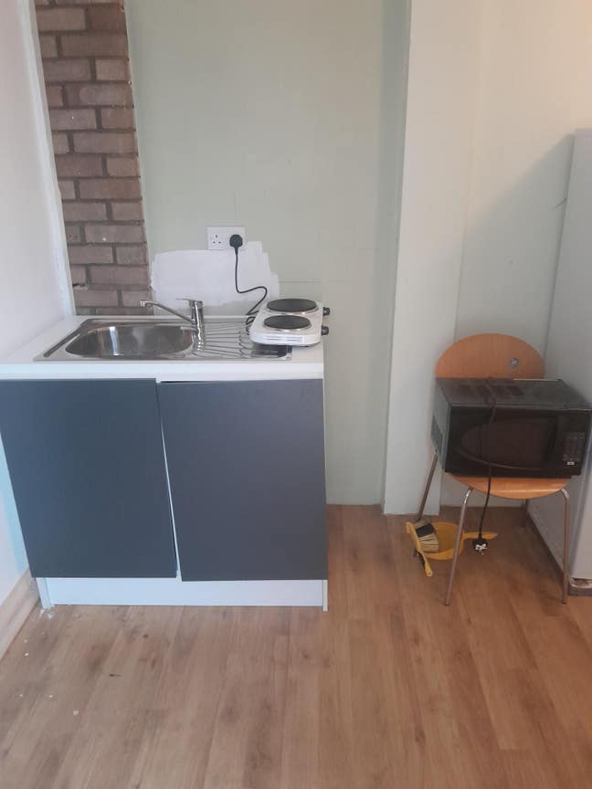 Large Garage studio room with separate bathroom Main Photo