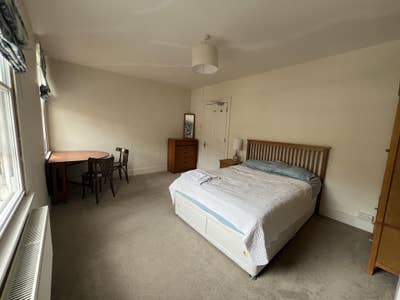 Large Double Room in 5 Bed House Main Photo