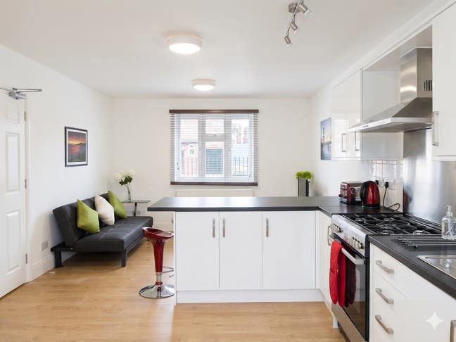 Good Sized Ground Floor Double- Free Parking🚗 Main Photo