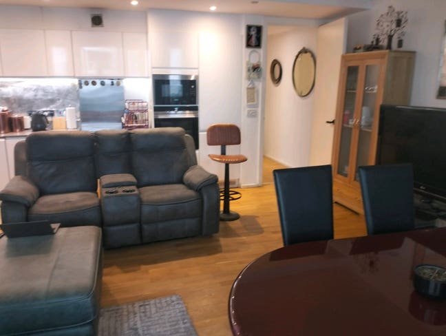 Double room in prime Canary Wharf,South Quay  Main Photo