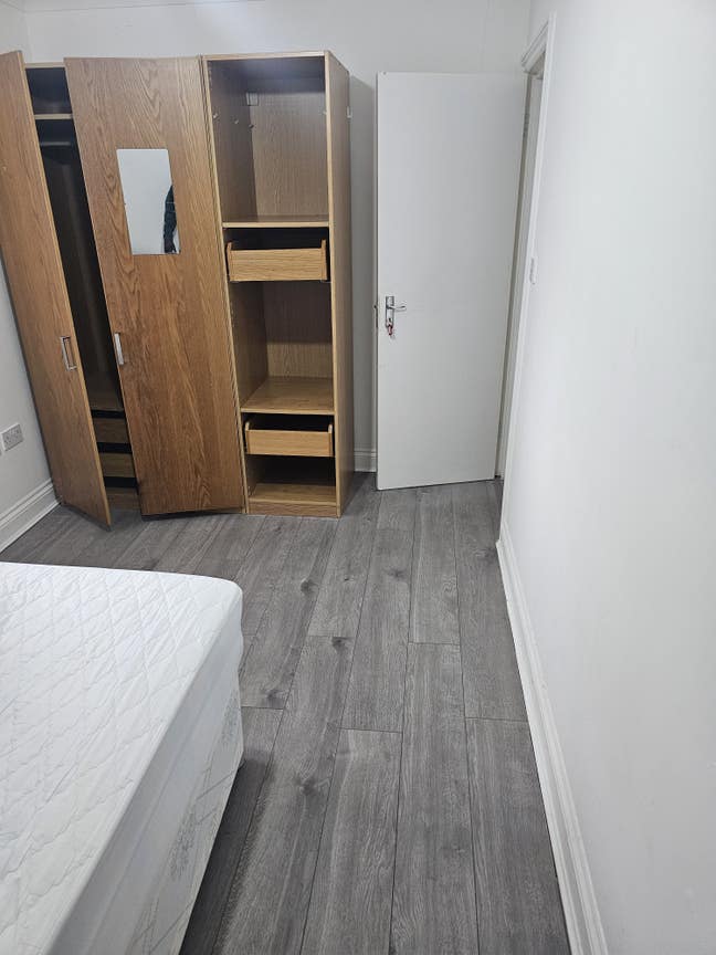 Double room for rent  near burntoak station  Main Photo