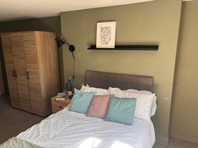 Huge loft room with ensuite (Br) Main Photo