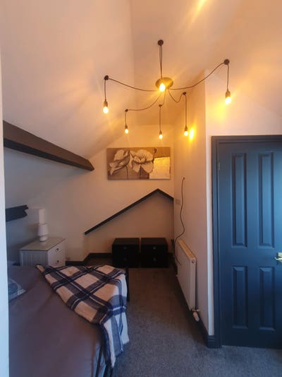 Ensuite 4 mins walk DM available.September  Main Photo