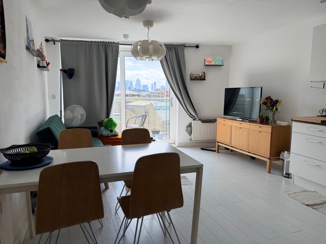 En-suite Double Room in a Sunny Flat Main Photo