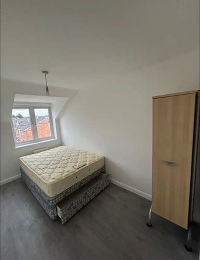 2 spacious rooms for rent - professional household Main Photo