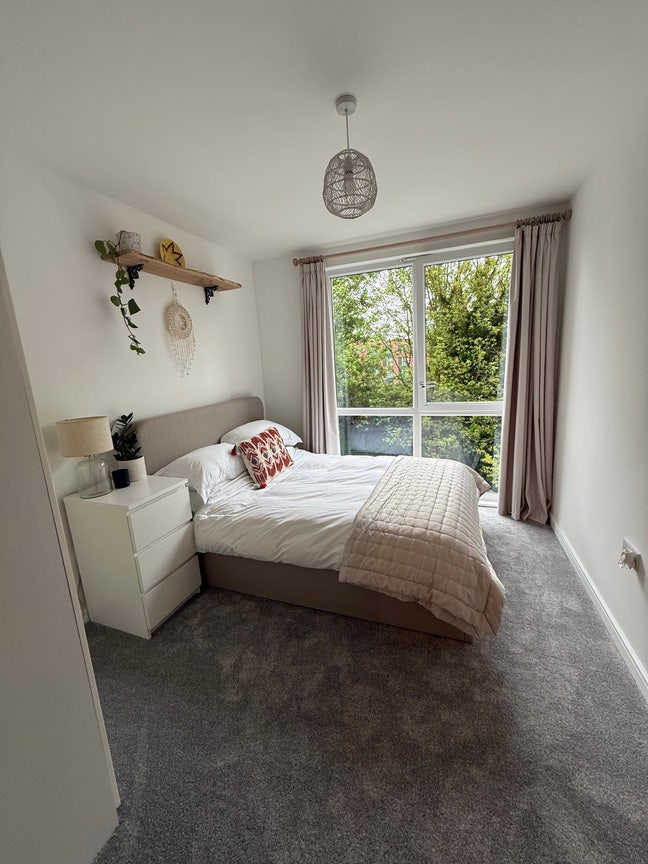 City flat with gym and concierge, 2 min to station Main Photo