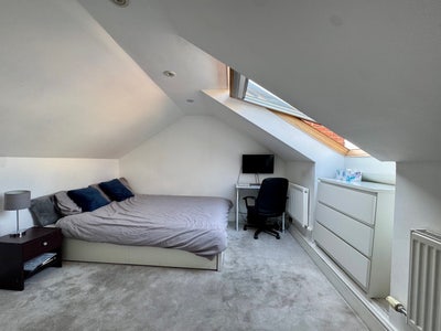 Double en-suite loft room, 2 mins from station Main Photo