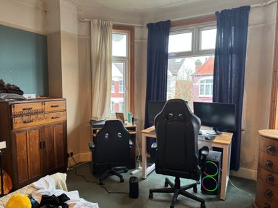 Sunny very large double room in friendly house Main Photo
