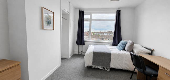 Large Room in Prof. Houseshare - All Bills Inc. Main Photo