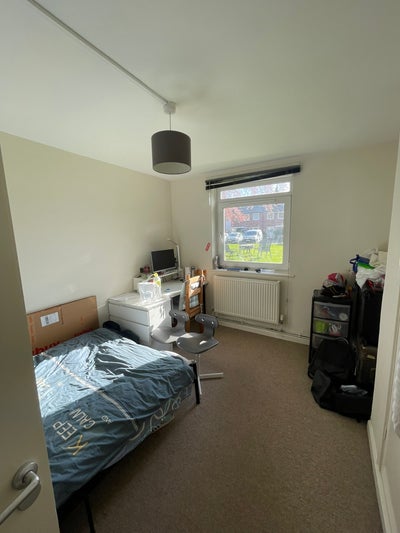 Double bedroom in shared PhD student flat Main Photo