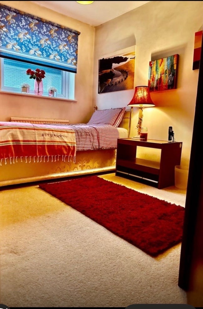 Single room available for rent (female only) Main Photo