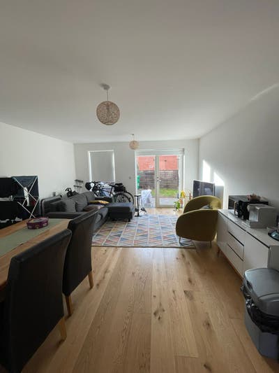 Friendly four bed girls house on enbankment  Main Photo