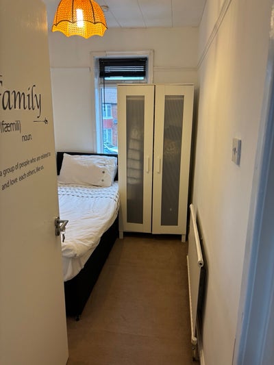 A single room is available for rent in a house  Main Photo
