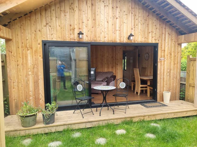 Studio, garden cabin in garden of family home. Main Photo
