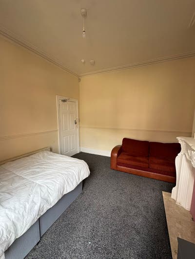 Free Rooms Available!! - Dss/Benefits Only Main Photo