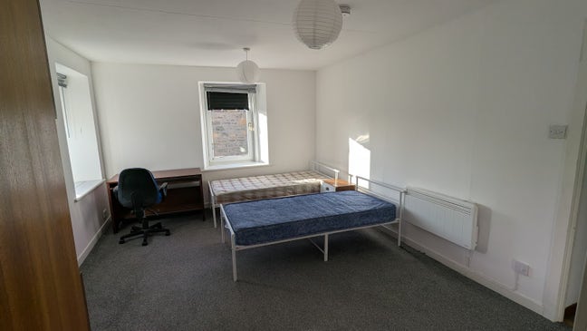 Double room in a 2 room flat Main Photo