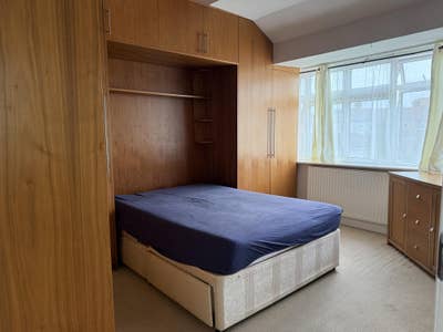 Double room in Perivale Main Photo