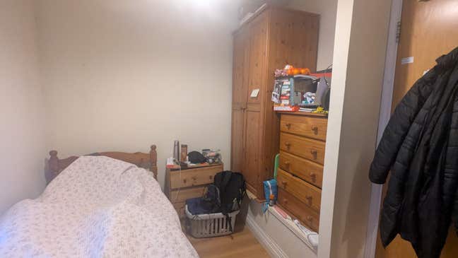 Affordable Room for Female Tenant – 5 Min Walk to  Main Photo