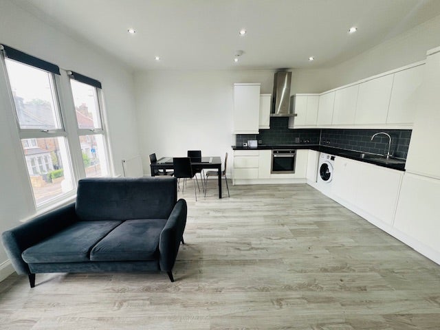3 Bed Flat – Manor House - council tax included Main Photo