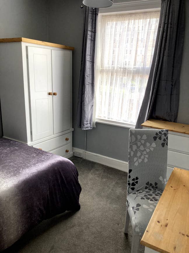 Small Double bed room available nn4 Main Photo