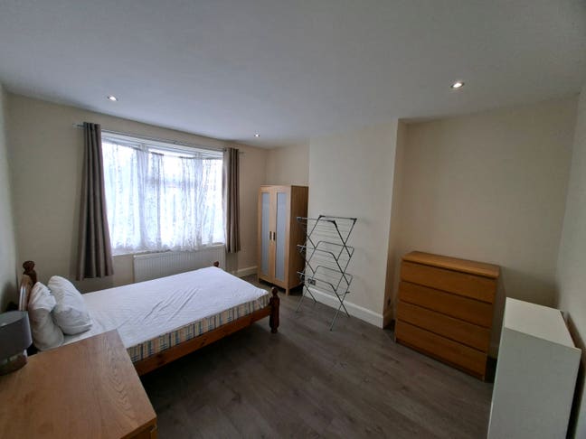 Large Master room  Main Photo