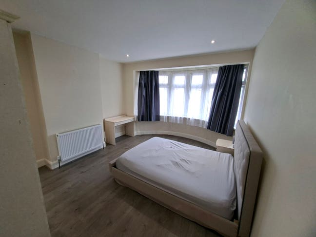 Large Master room  Main Photo