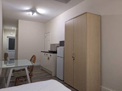 Spacious studio-style ensuite room Main Photo