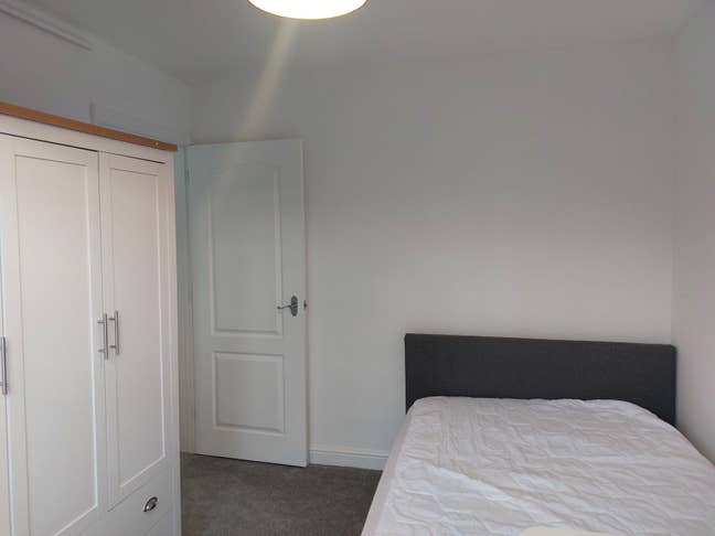 Lovely queen-sized room in a quiet area of Woodley Main Photo