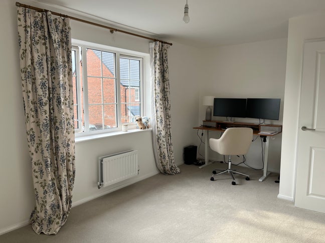 Bright double room in a new build home Main Photo