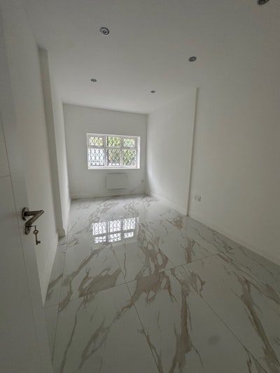 Morden one bed room apartment in Worchester Park Main Photo