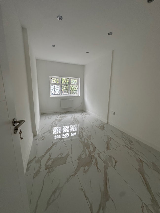 Morden one bed room apartment in Worchester Park Main Photo