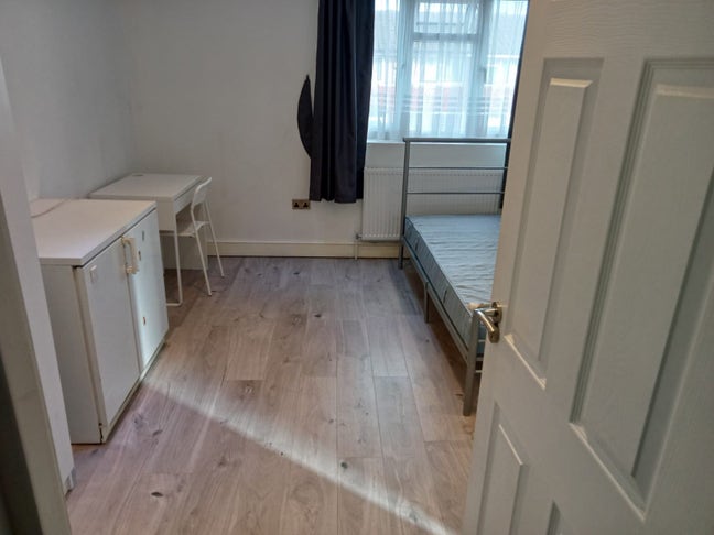 Lovely en-suite Room available near Upney station  Main Photo