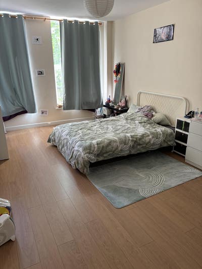 1 large bedroom available in shared 2 bedroom flat Main Photo