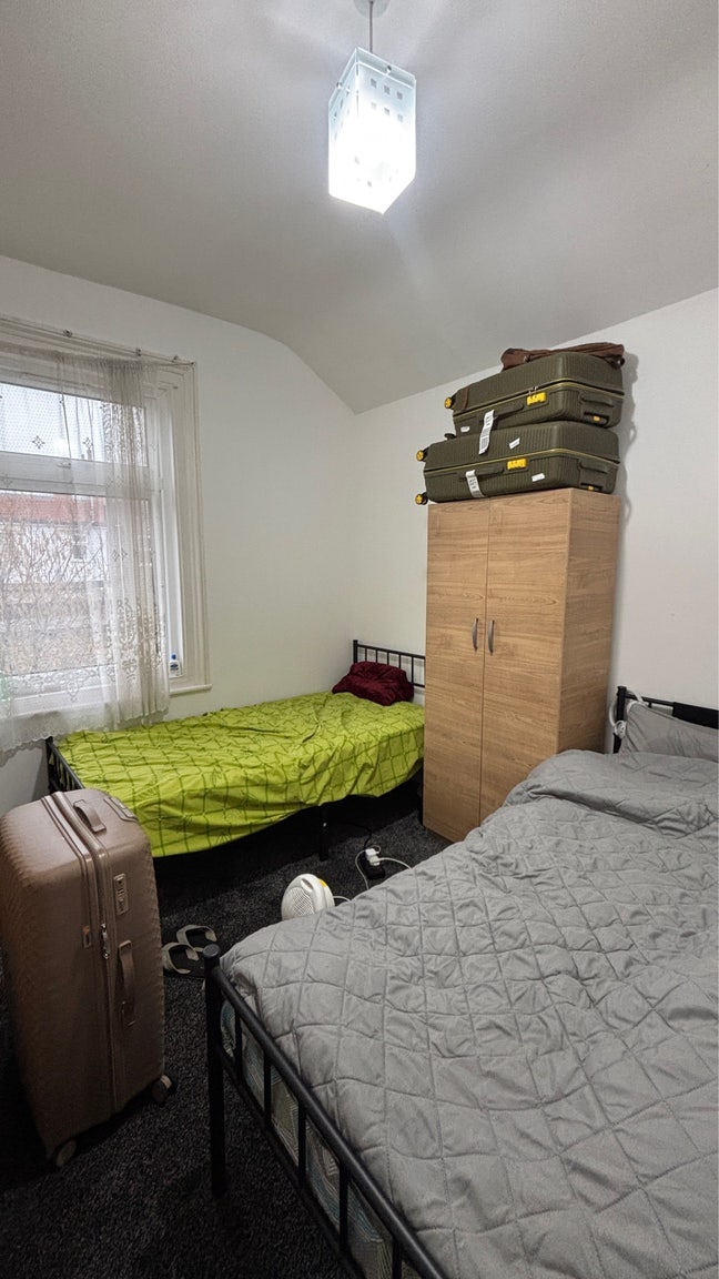 Room Available in Seven kings- Clean House Main Photo
