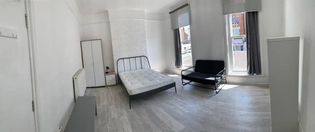 A very large bright room with nice housemates SW11 Main Photo