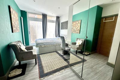 Studio in Horton Avenue, Cricklewood, London NW2  Main Photo