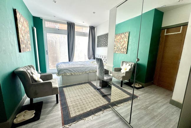 Studio in Horton Avenue, Cricklewood, London NW2  Main Photo