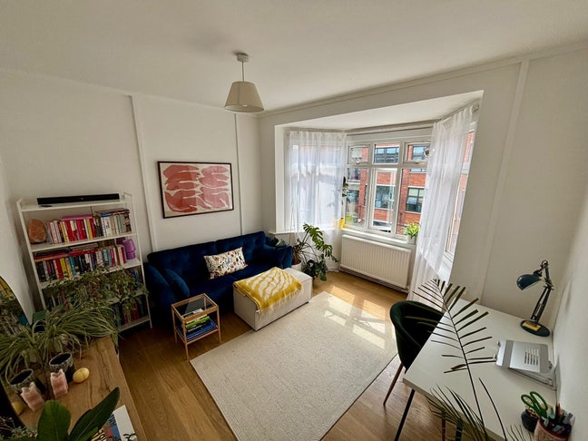London Fields bright rm in a 2 bed flat available! Main Photo
