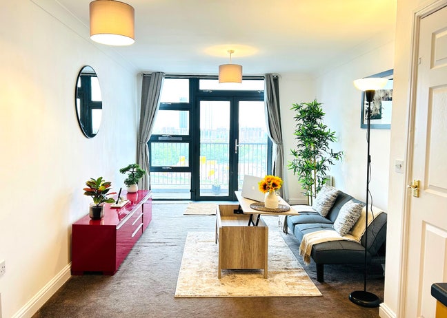 1-Bed Flat + Balcony | Bow E3 | Canary Wharf Main Photo
