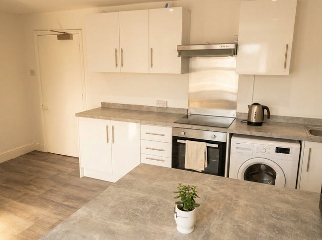 Elegant 5 Bed Detached House, Russel Street, GL1 Main Photo