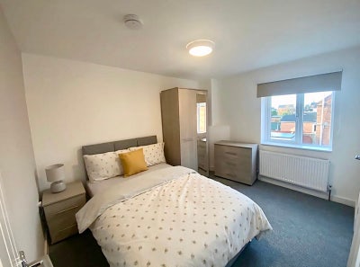 Solo Living- Stylish En-Suite by Shops & Transport Main Photo