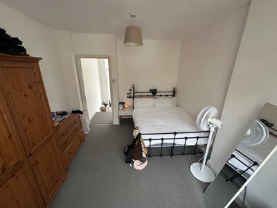 Large double room with study in all girls house 💖 Main Photo