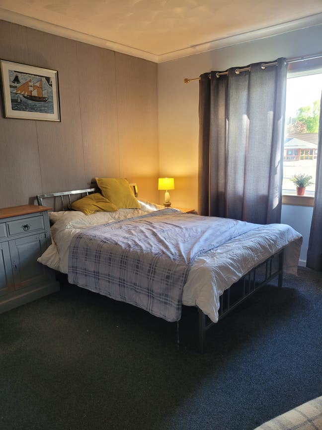 Sunny room with big windows and pleasant outlook Main Photo