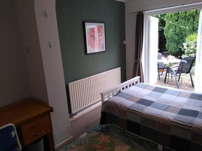 Sunny garden room in convenient location Main Photo