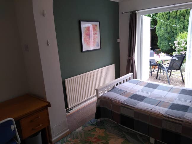 Sunny garden room in convenient location Main Photo