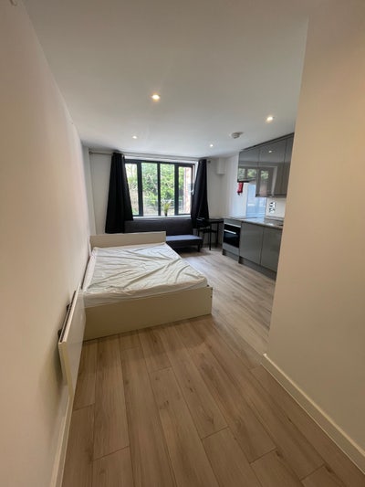 Modern Studio Flat - Newbury Centre Main Photo