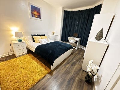 Large Double Rooms | Bills Included | West MCR Main Photo