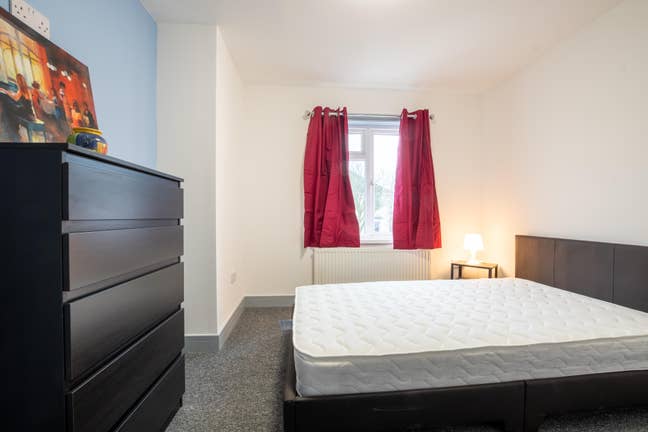 Well maintained double bedroom- All bills INC Main Photo